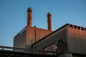 Zakład przemysłowy z kominami – termiczne przekształcanie odpadów